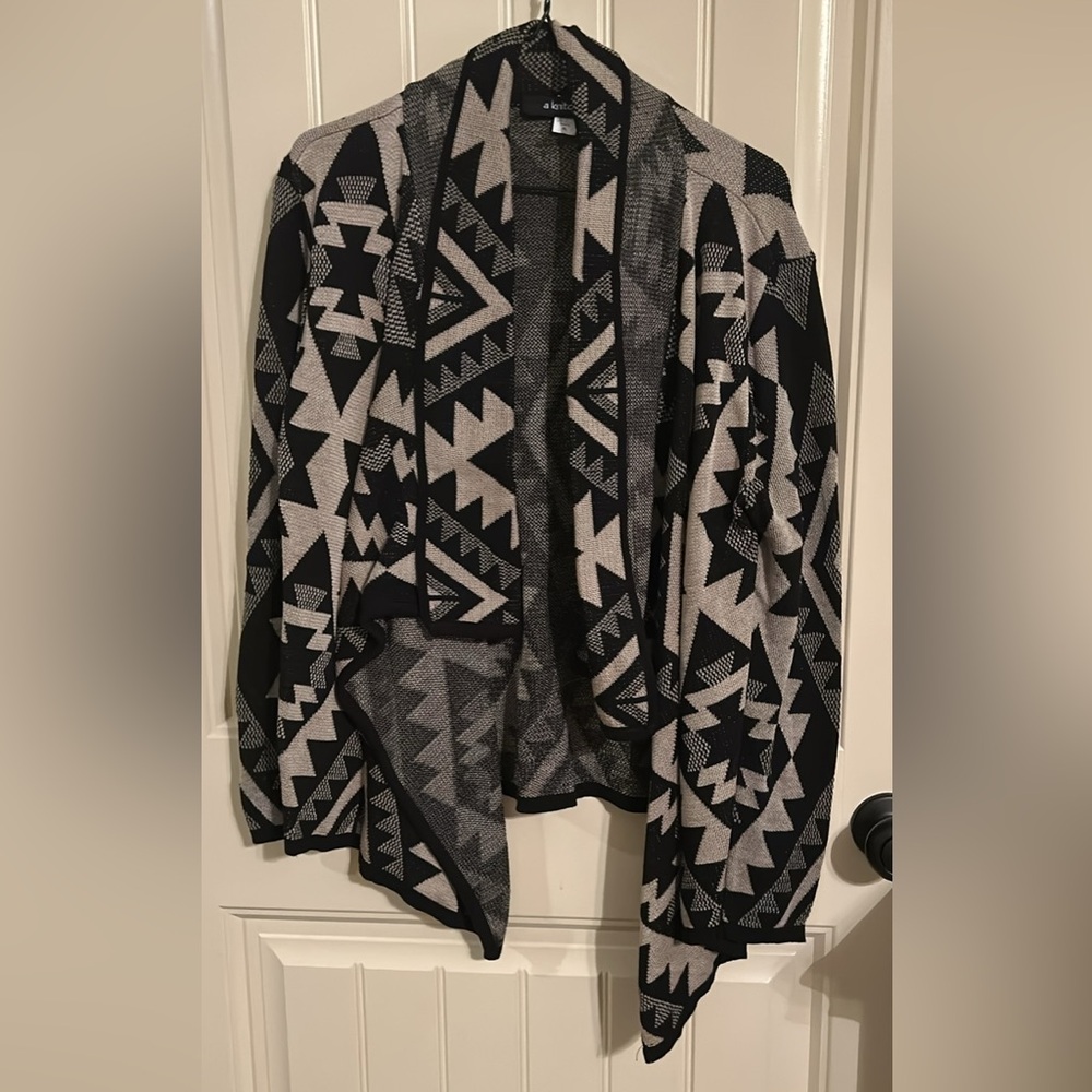 Cropped Geometric Print Open Front Cardigan